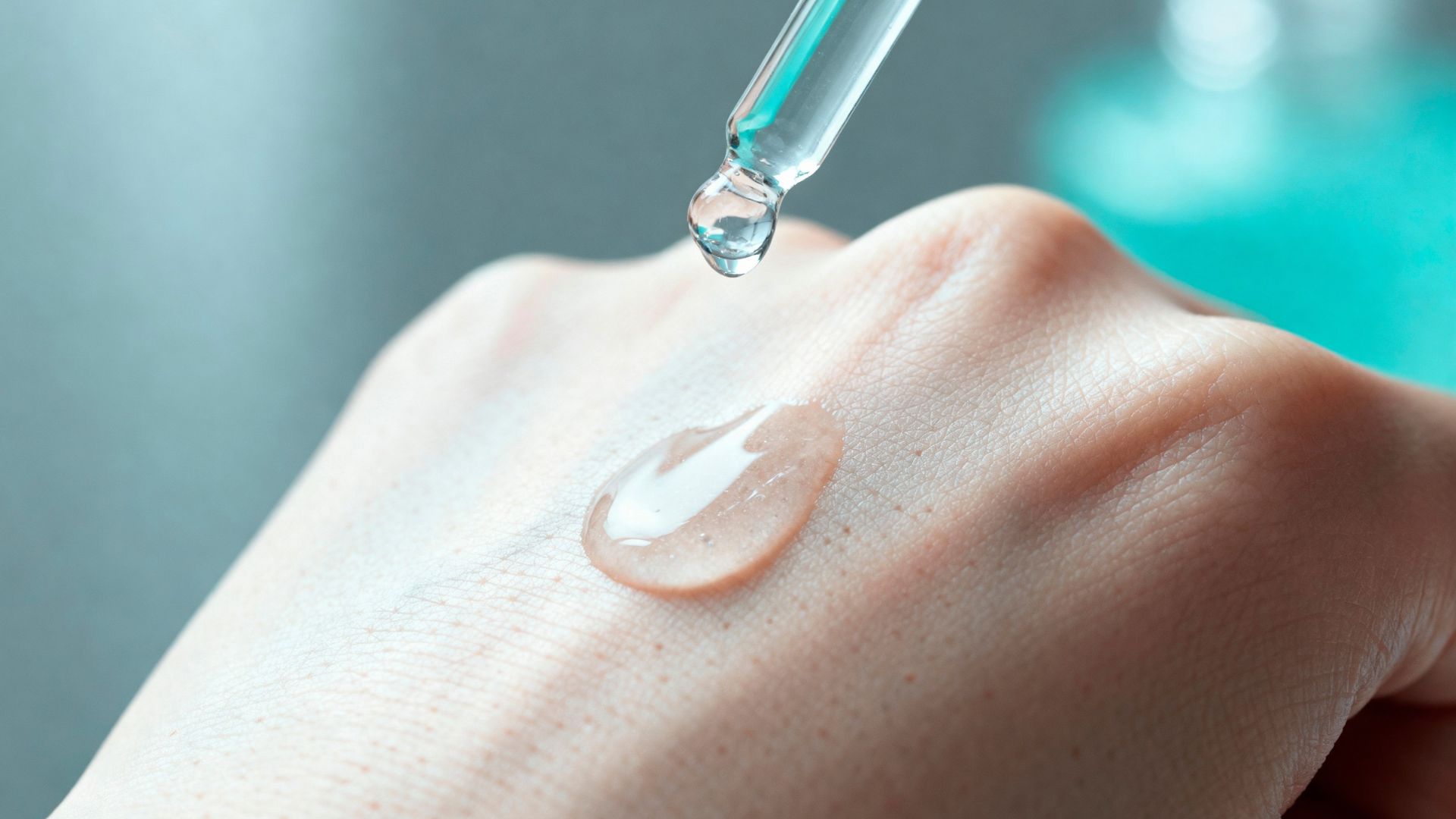 Serum là bước chăm sóc chuyên sâu giúp hỗ trợ cải thiện theo nhu cầu cụ thể của làn da.