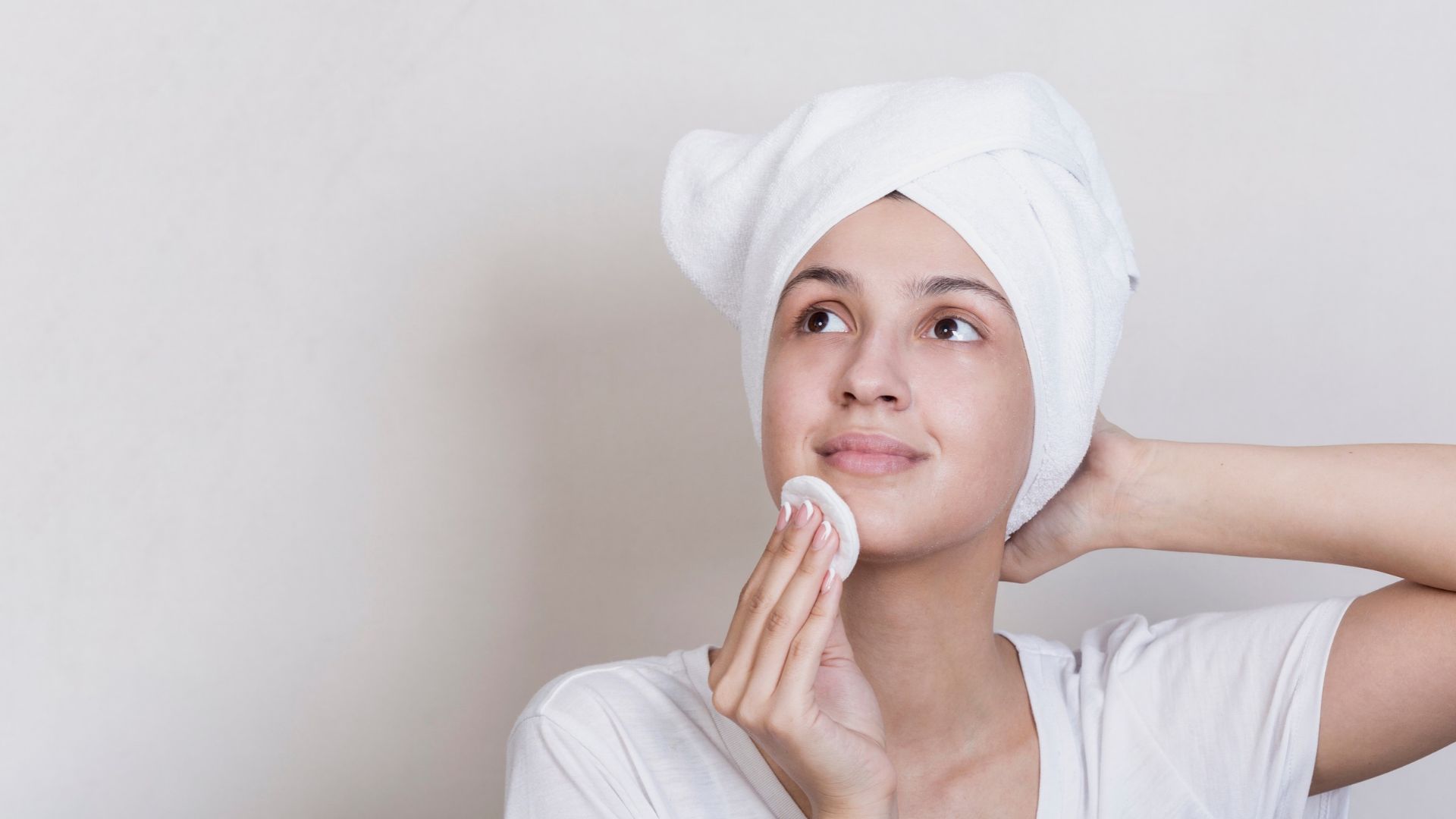 Toner là bước đệm sau làm sạch, giúp làn da sẵn sàng hơn trước khi dùng serum và kem dưỡng.