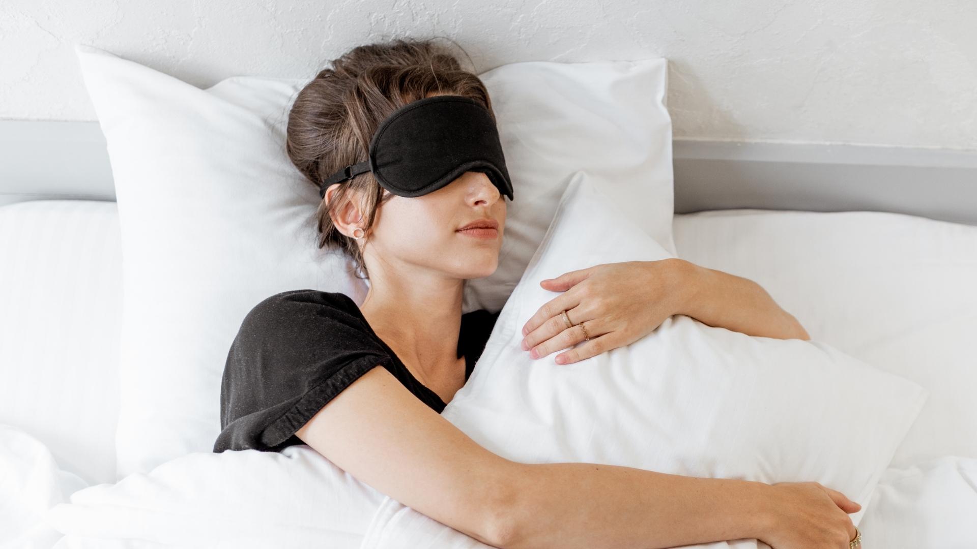 Ngủ đủ, hạn chế căng thẳng và duy trì chế độ ăn cân bằng có thể hỗ trợ quá trình kiểm soát mụn