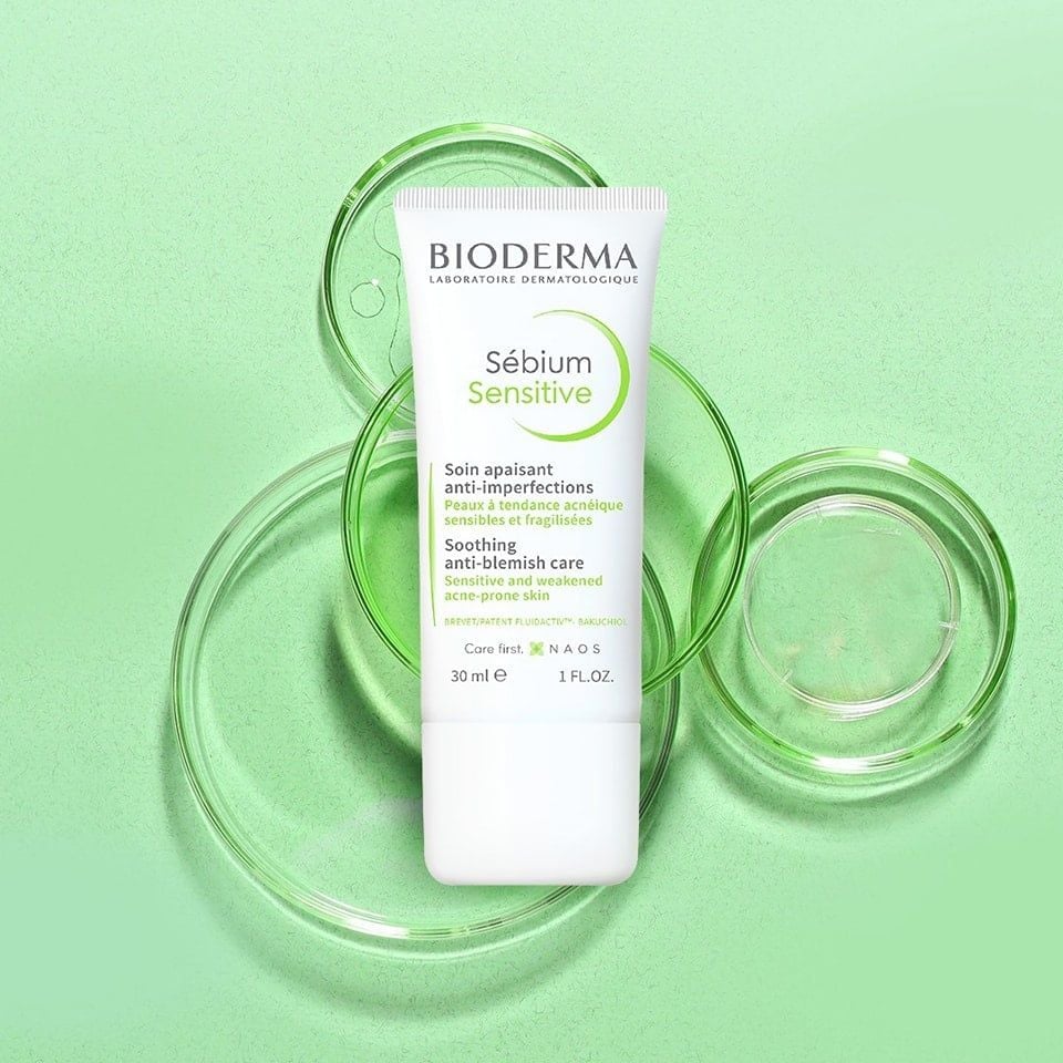 sử dụng kem dưỡng Sébium Sensitive với công nghệ Seborestore™