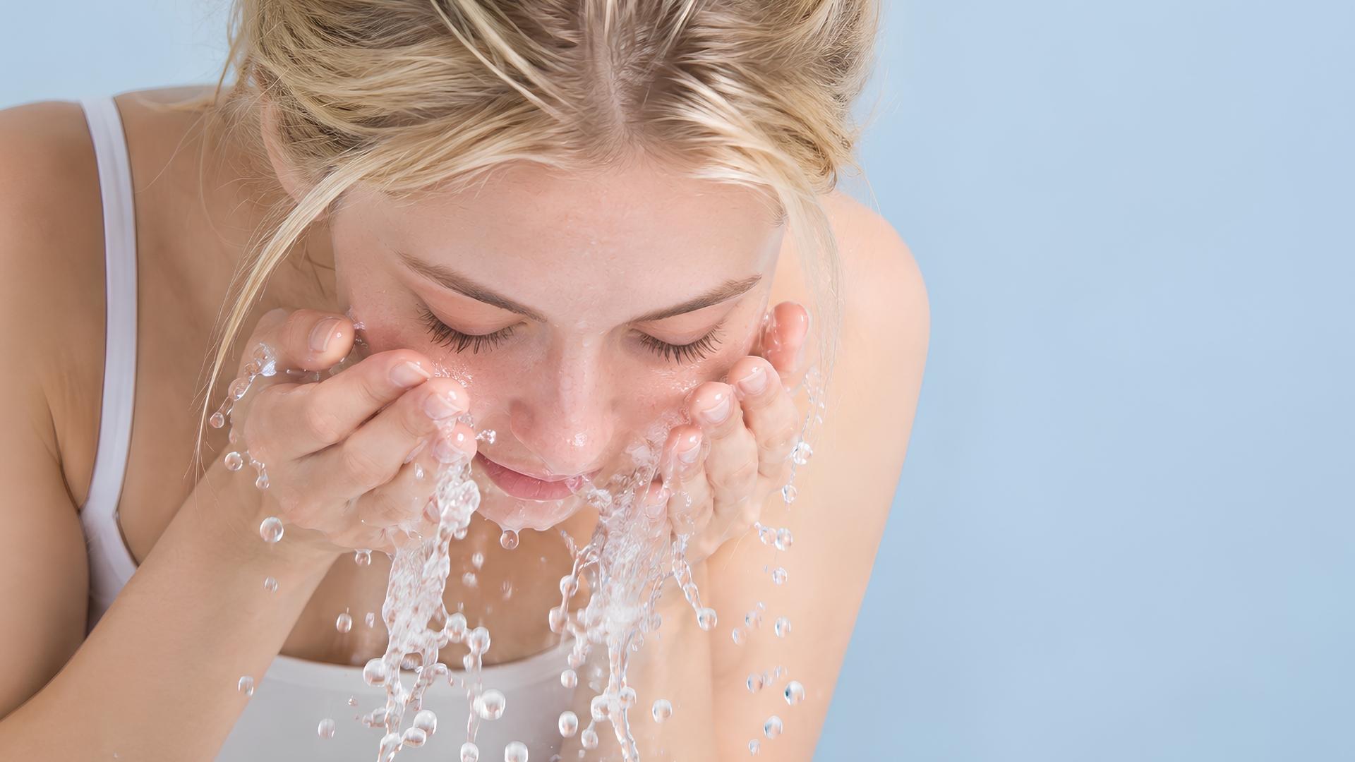Nước lạnh mang đến cảm giác dễ chịu, tươi mát nhưng không thay thế vai trò của sản phẩm làm sạch da