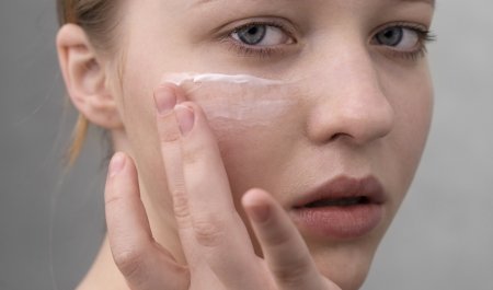 Nên bôi kem trị mụn trước hay sau serum để đạt hiệu quả hơn?
