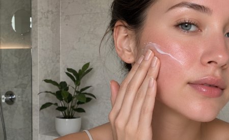 Bôi kem dưỡng ẩm bị nóng mặt: Nguyên nhân và cách xử lý