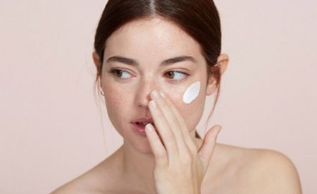 Tẩy nốt ruồi bằng laser có hiệu quả và an toàn không? 4 Hướng dẫn cách bôi kem chống nắng đúng cách không bị vón cục