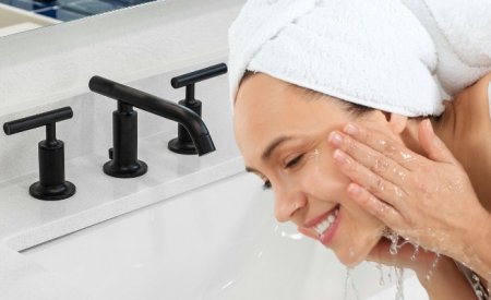 da mụn nên rửa mặt bằng nước ấm hay lạnh