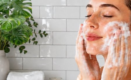Giải đáp: Sữa rửa mặt có làm sạch kem chống nắng không? 