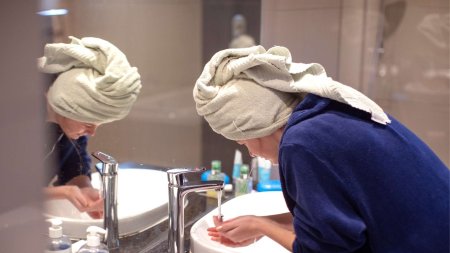 Làm sạch da và tay để hạn chế vi khuẩn, giúp da sẵn sàng cho các bước skincare tiếp theo 