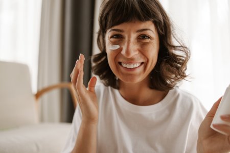 Ở nhà vẫn nên bôi kem chống nắng để bảo vệ da khỏi tác động ánh sáng.