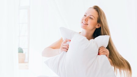 Giữ sạch các vật dụng tiếp xúc với da để góp phần hạn chế nguy cơ nổi mụn
