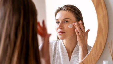 Kem chống nắng giúp bảo vệ da trước tác động của tia UVA và UVB trong quá trình tiếp xúc với ánh nắng.