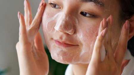 Làm sạch quá mức có thể làm suy yếu hàng rào bảo vệ da và tăng nguy cơ nổi mụn