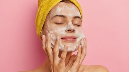 Làm sạch da nhẹ nhàng giúp loại bỏ dầu thừa, bụi bẩn và hạn chế kích ứng khi chăm sóc mụn