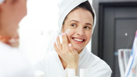 Quy trình chăm sóc da buổi sáng gọn nhẹ giúp kem chống nắng dễ tệp vào da và hạn chế cảm giác bết dính. 