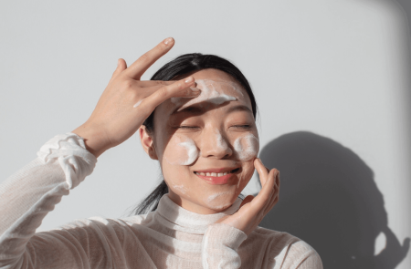 Cách chọn sữa rửa mặt trị mụn ẩn cho da nhạy cảm có mụn ẩn