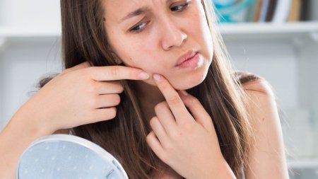 Thường xuyên chạm tay lên mặt có thể làm tăng nguy cơ nổi mụn do đưa vi khuẩn và bụi bẩn lên da.