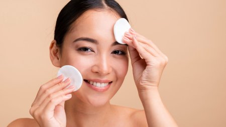 Tẩy trang kỹ vùng sát chân tóc giúp loại bỏ bụi bẩn và bã nhờn tích tụ