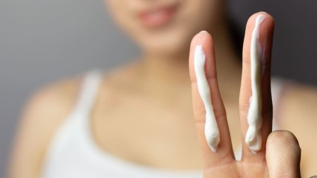 Thoa đủ lượng kem chống nắng cho vùng mặt và cổ giúp sản phẩm phát huy hiệu quả bảo vệ da tốt hơn.