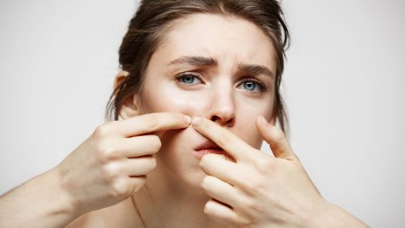 Thường xuyên sờ hoặc tự nặn mụn ở vùng mũi có thể làm da tổn thương và khiến tình trạng viêm trở nên nghiêm trọng hơn.