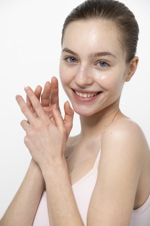  Ưu tiên sản phẩm dưỡng ẩm có thành phần cấp nước nhẹ và phục hồi da