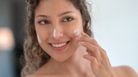 Sử dụng đủ lượng kem chống nắng và thoa lại đúng thời điểm giúp duy trì hiệu quả bảo vệ da trước tác động của tia UV