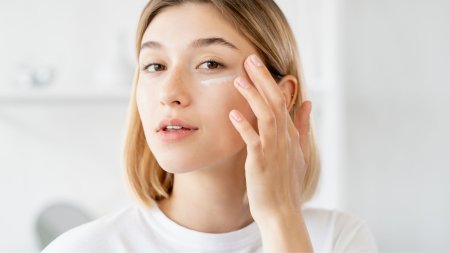 Thoa kem chống nắng thành nhiều lớp mỏng giúp sản phẩm tán đều hơn trên da khô