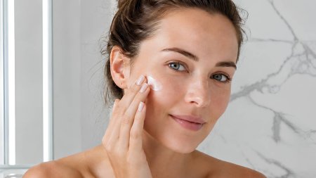 Kem dưỡng ẩm là sản phẩm lưu trên da, thường không cần rửa lại ngay sau khi thoa 