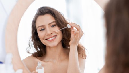 Dưỡng ẩm giúp duy trì hàng rào bảo vệ da và hạn chế tình trạng mốc phấn (cakey) khi makeup