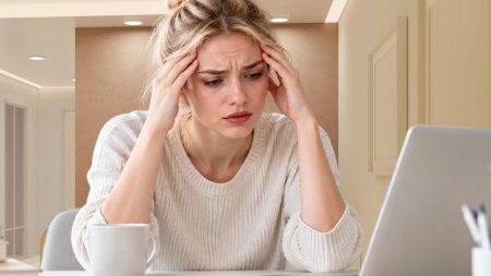 Giấc ngủ và chế độ ăn uống có thể liên quan đến tình trạng mụn ở một số người