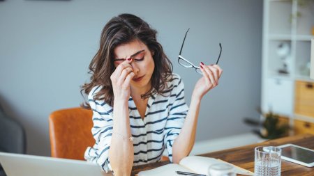 Lối sống thiếu khoa học có thể khiến mụn bùng phá