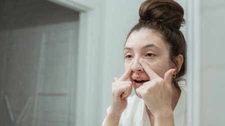 Những thói quen chăm sóc da hằng ngày có thể ảnh hưởng đến tình trạng của lỗ chân lông. 
