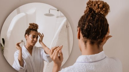 Chờ các bước dưỡng da thẩm thấu trước khi thoa kem chống nắng giúp sản phẩm tệp đều trên da và hạn chế cảm giác bết dính. 