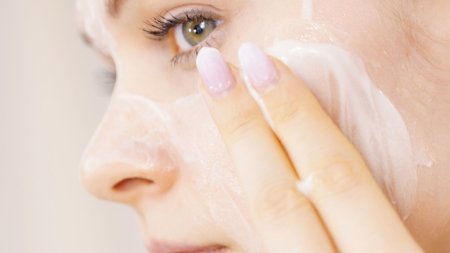 Da dầu thiếu ẩm vẫn cần được dưỡng đúng cách để duy trì sự ổn định của hàng rào bảo vệ da