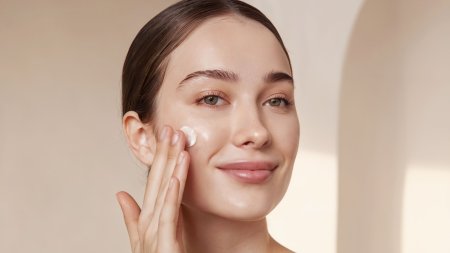 Kết cấu kem, sữa hoặc sữa dưỡng mỏng nhẹ giúp kem chống nắng dễ tán đều, hạn chế tình trạng bong tróc và mốc nền trên da khô