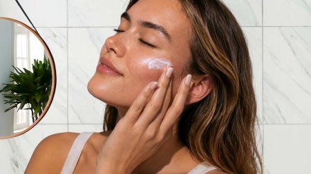 Kết cấu mỏng nhẹ, dễ tán giúp lớp nâng tone đều màu, hạn chế vón cục và để lại vệt trắng trên da