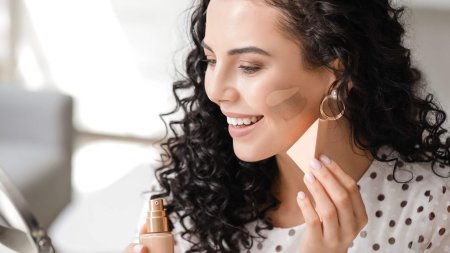 Tán nền đúng cách giúp lớp makeup tự nhiên hơn mà không làm xê dịch lớp chống nắng bên dưới