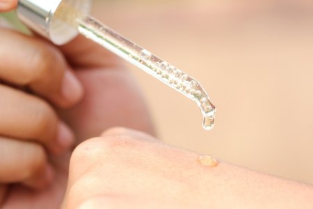 dùng serum trị mụn