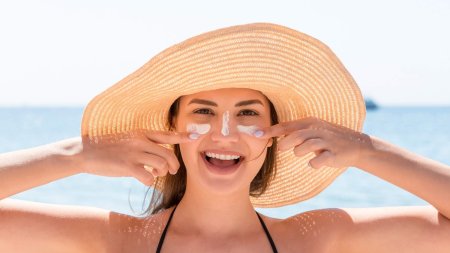 Thoa đủ lượng kem chống nắng giúp tăng hiệu quả bảo vệ da trước tác động của tia UV 