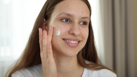 Dưỡng ẩm nhẹ giúp da cân bằng, hạn chế khô căng và bong tróc