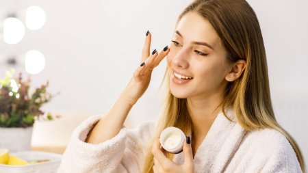Duy trì quy trình chăm sóc da phù hợp giúp hỗ trợ kiểm soát tình trạng mụn và bảo vệ hàng rào da
