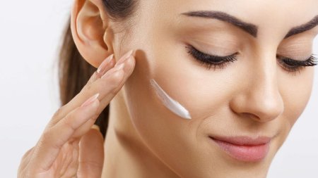 Người có làn da khô nên ưu tiên kem chống nắng có công thức dịu nhẹ, hạn chế cồn khô và các thành phần dễ gây kích ứng