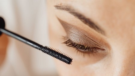 Hoàn thiện lớp makeup giúp gương mặt tươi tắn và hài hòa hơn trong sinh hoạt hằng ngày