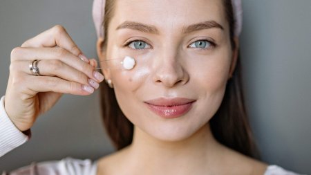 Kem lót hỗ trợ làm mịn bề mặt da và giúp lớp nền bám lâu hơn