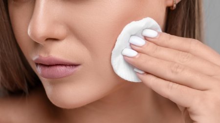 Làm sạch lớp kem chống nắng cuối ngày giúp da thông thoáng và hạn chế nguy cơ nổi mụn 