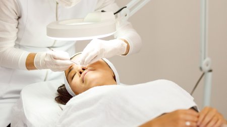 Lấy nhân mụn đúng thời điểm giúp hạn chế tổn thương da