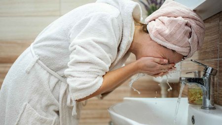 Làm sạch da giúp loại bỏ kem chống nắng, bụi bẩn và bã nhờn tích tụ, góp phần duy trì làn da thông thoáng hơn