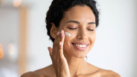Lựa chọn kem dưỡng cho da dầu mụn cần chủ ý đến kết cấu và thành phần