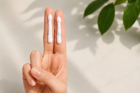 Cách đo kem chống nắng bằng 2 đốt ngón tay giúp ước lượng lượng dùng cho mặt và cổ