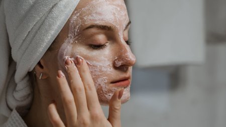 Routine chăm sóc da buổi sáng gọn nhẹ giúp kem chống nắng dễ tệp vào da và hạn chế cảm giác bết dính. 