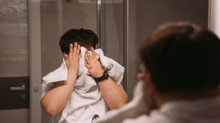 Thấm khô da nhẹ nhàng sau khi rửa mặt giúp hạn chế ma sát và duy trì cảm giác dễ chịu cho làn da