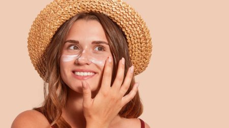 Kết cấu sữa chống nắng mỏng nhẹ giúp da dễ chịu hơn khi sử dụng hằng ngày 